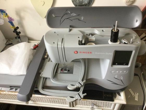 New SINGER QUANTUM STYLIST EMBROIDERY SEWING MACHINE–Computerized Embroidery and Sewing Machine –